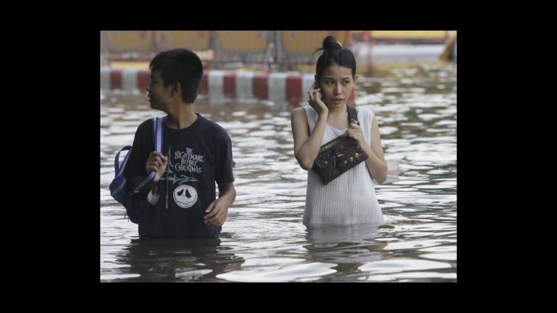 Thailandia, centinaia di residenti lasciano Bangkok per alluvioni