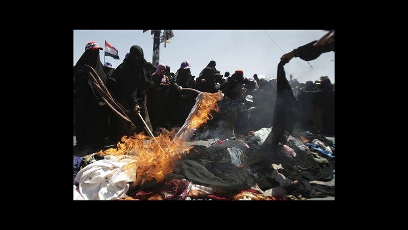 Yemen, donne bruciano veli a Sanaa in protesta contro repressione