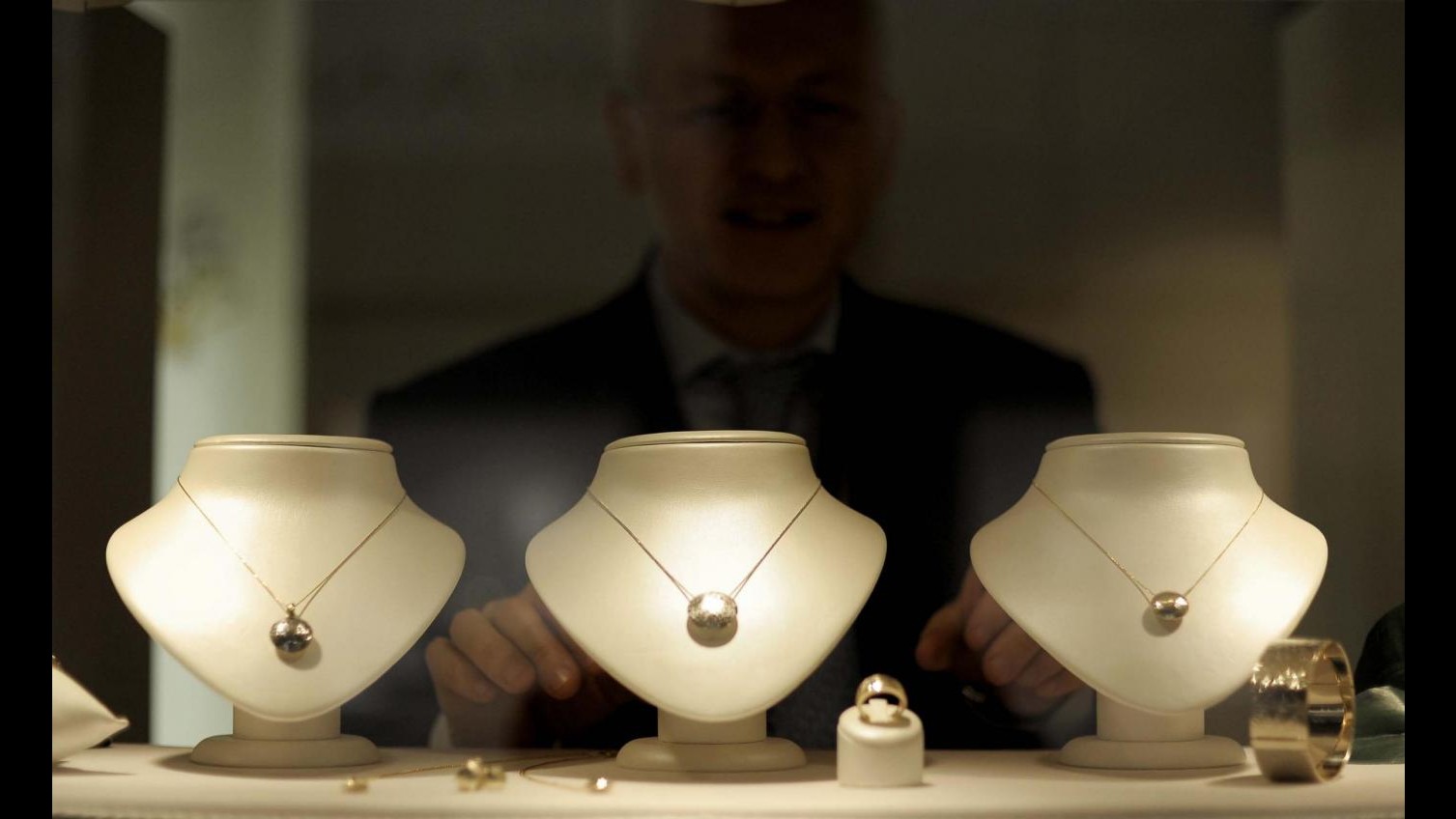 Milano, moglie gioielliere Buccellati derubata per 10 milioni di euro