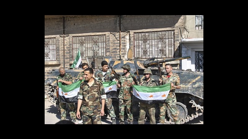 Siria, attivisti: In corso bombardamenti e scontri a Rastan