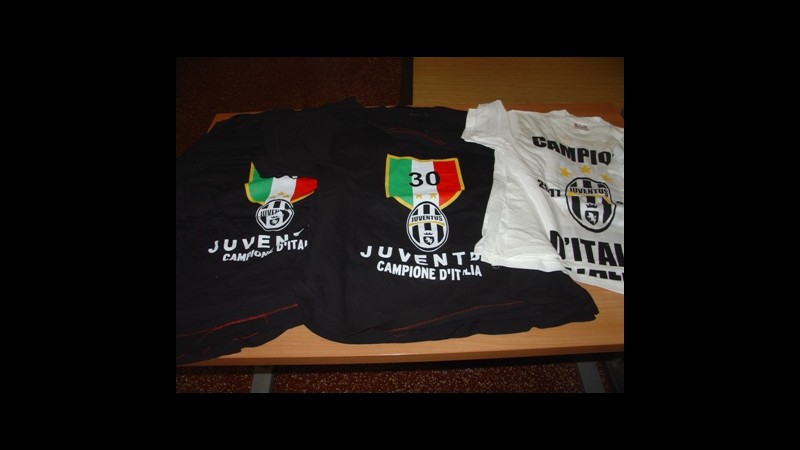 Torino, vendevano maglie contraffatte della Juve, fermate 4 persone