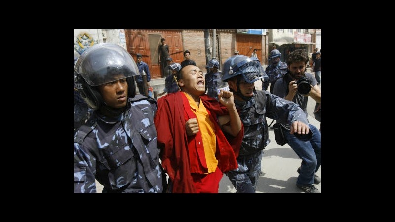 Cina, monaco tibetano si dà fuoco per protesta: il decimo nel 2011