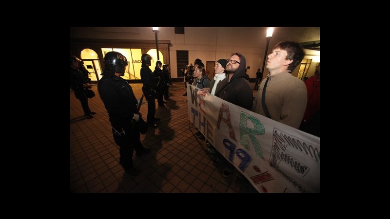 Occupy Wall Street, 75 arresti a Oakland in sgombero piazza municipio