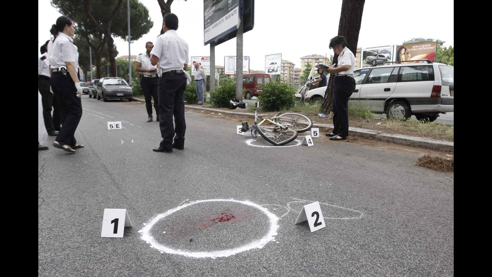 Bergamo, auto investe gruppo di ciclisti, un morto