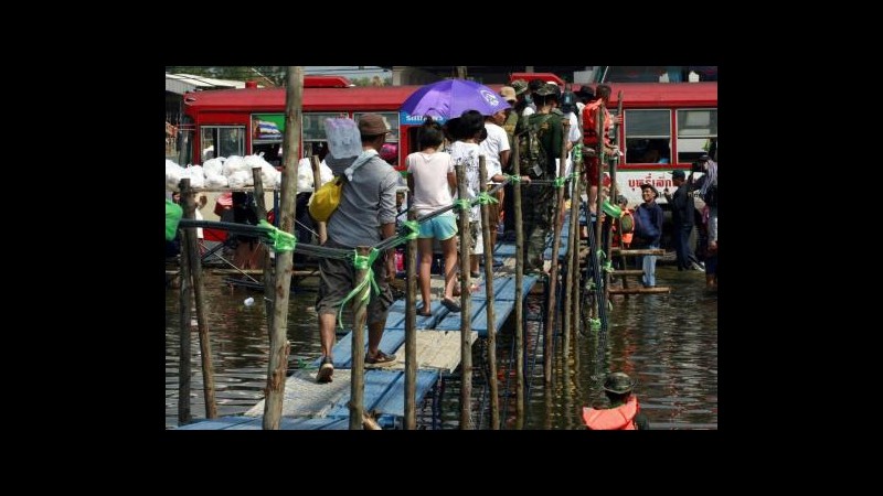 Thailandia, 366 morti per alluvioni, chiuso aeroporto Bangkok