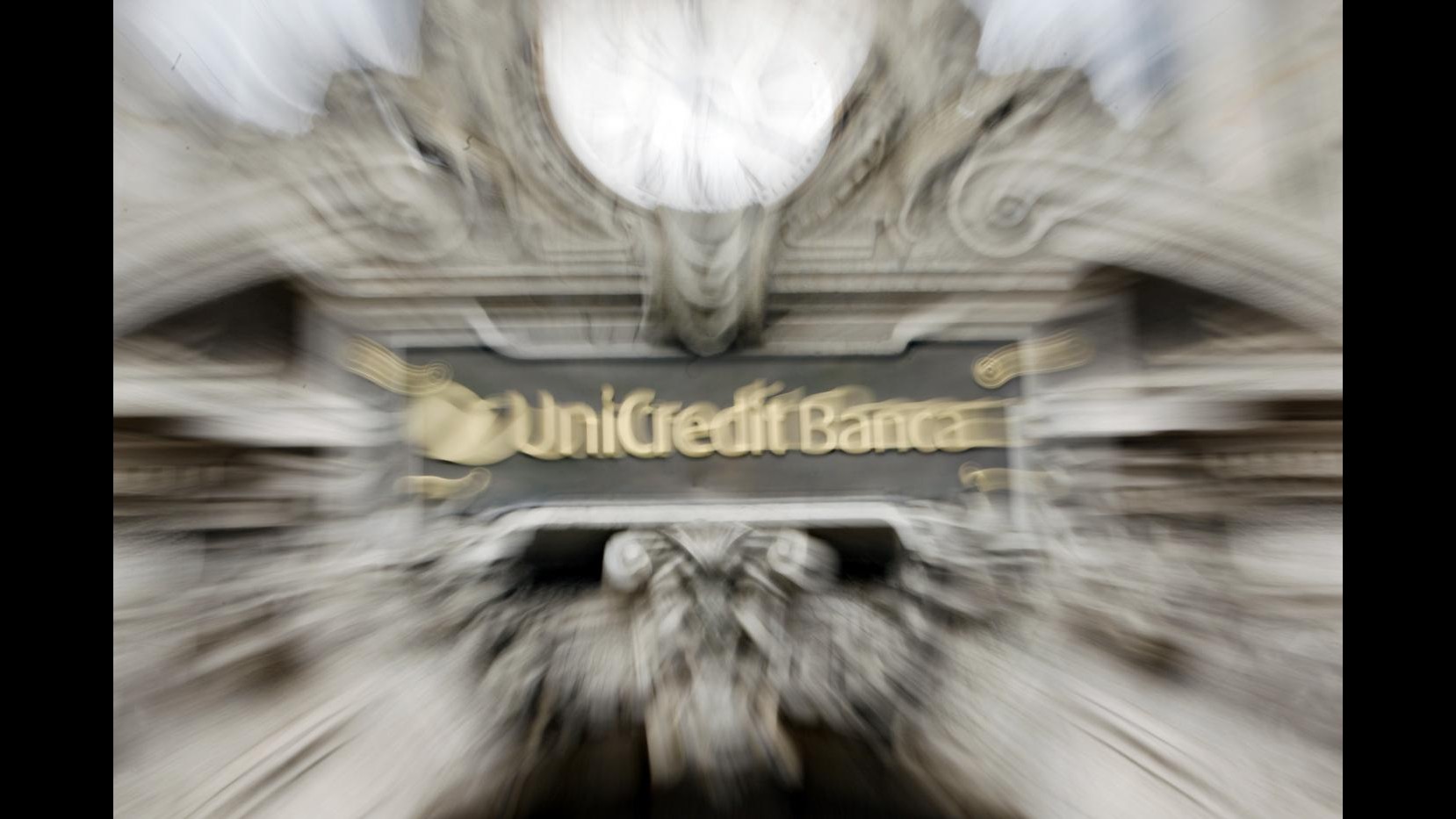 Unicredit, imprenditore di Parma minaccia suicidio ad assemblea soci