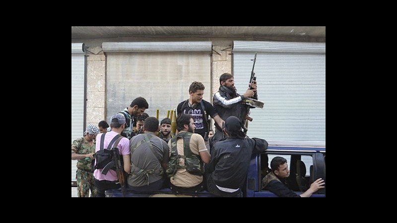Siria, attivisti: Almeno 78 morti in bombardamenti ad Hama