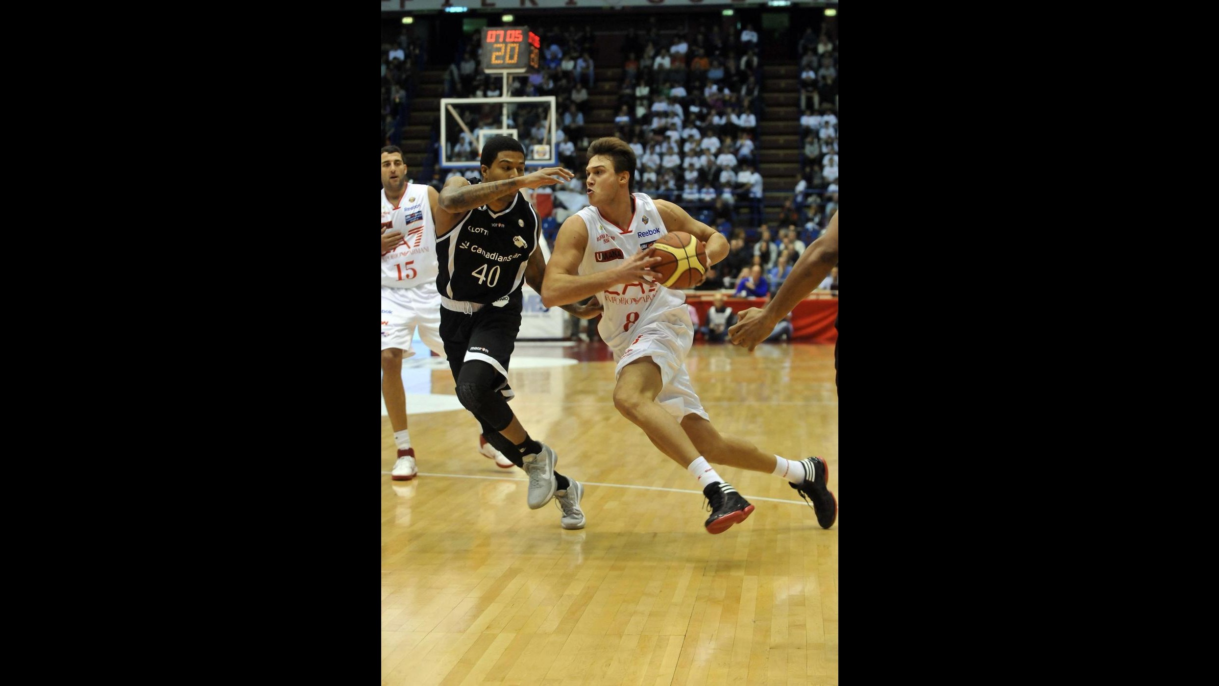 Basket, Siena ko in casa. Milano travolge Bologna, Cantù prima