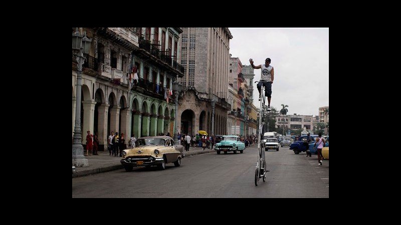 Una bici alta 4 metri tra cocotaxi e auto d’epoca dell’Avana