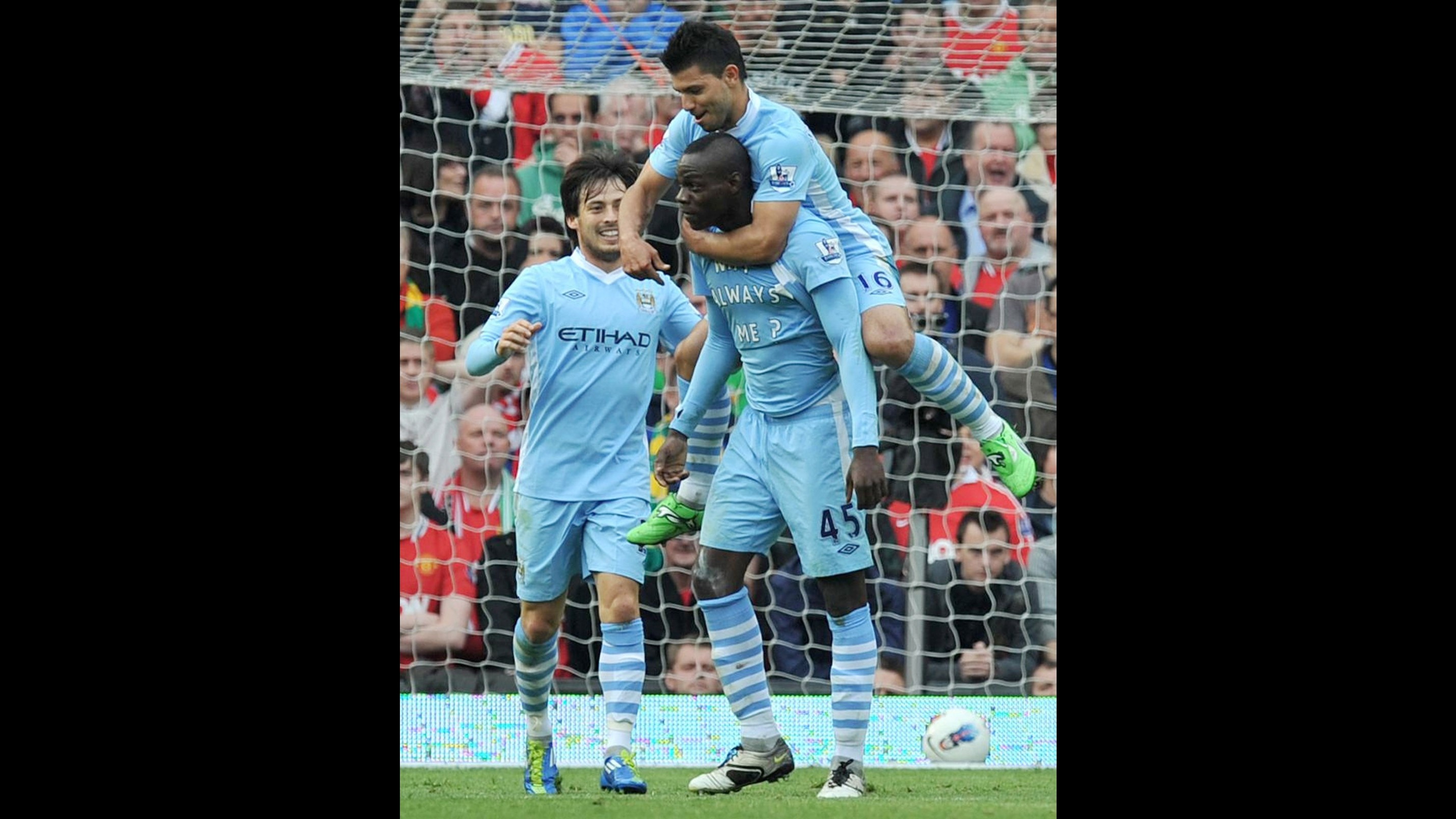 Balotelli show nel derby di Manchester, 6-1 del City allo United