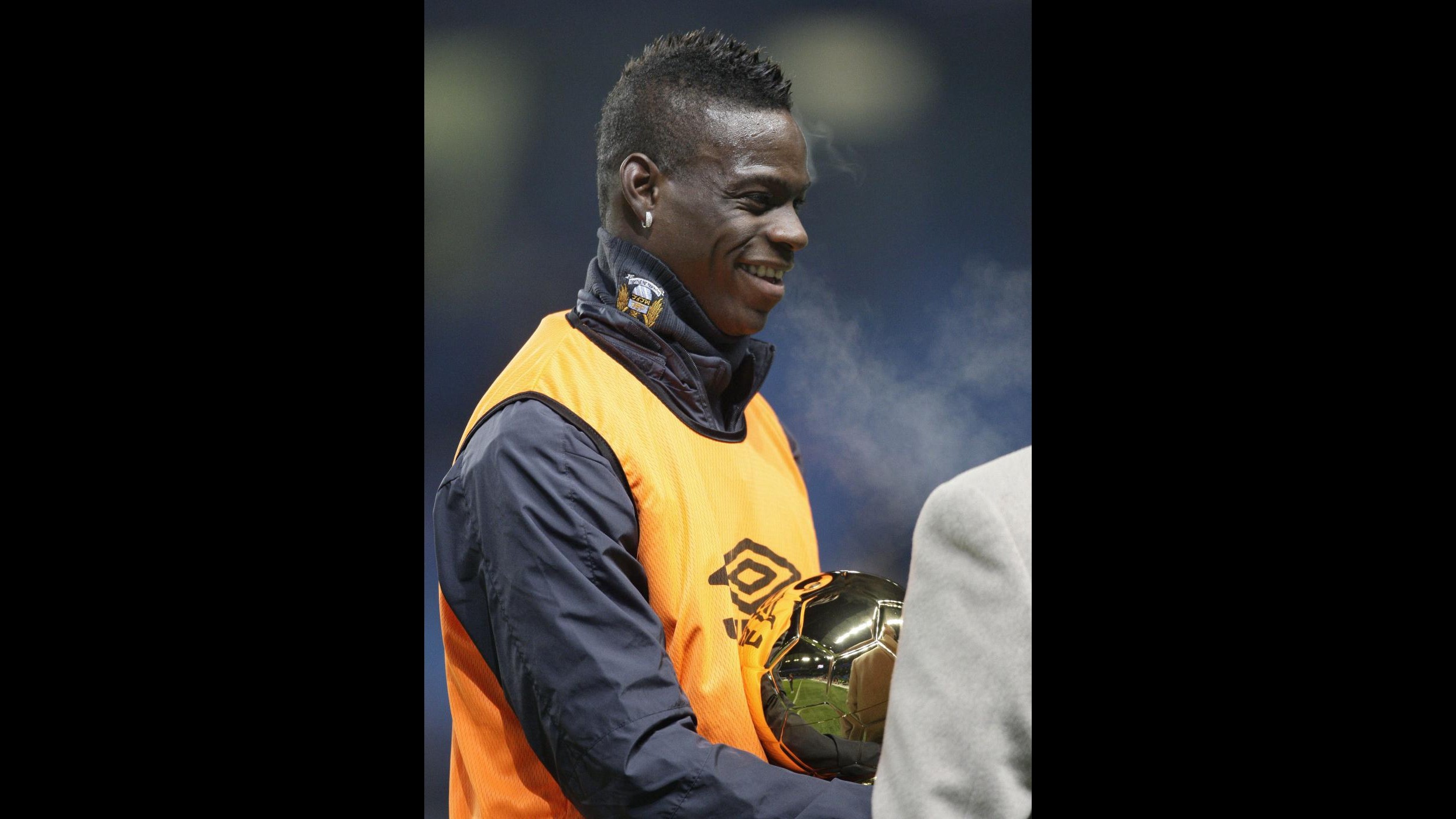 Incorreggibile Balotelli: lancia petardi e manda in fiamme la casa