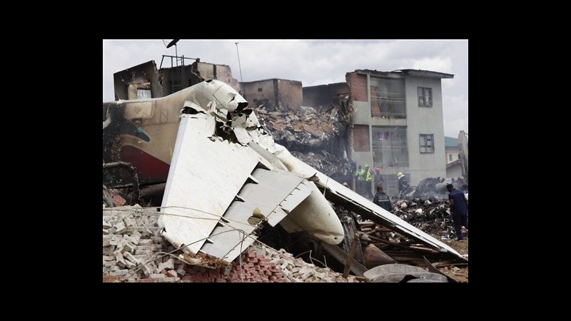 Nigeria, forti piogge e venti in luogo schianto aereo: stop ricerche