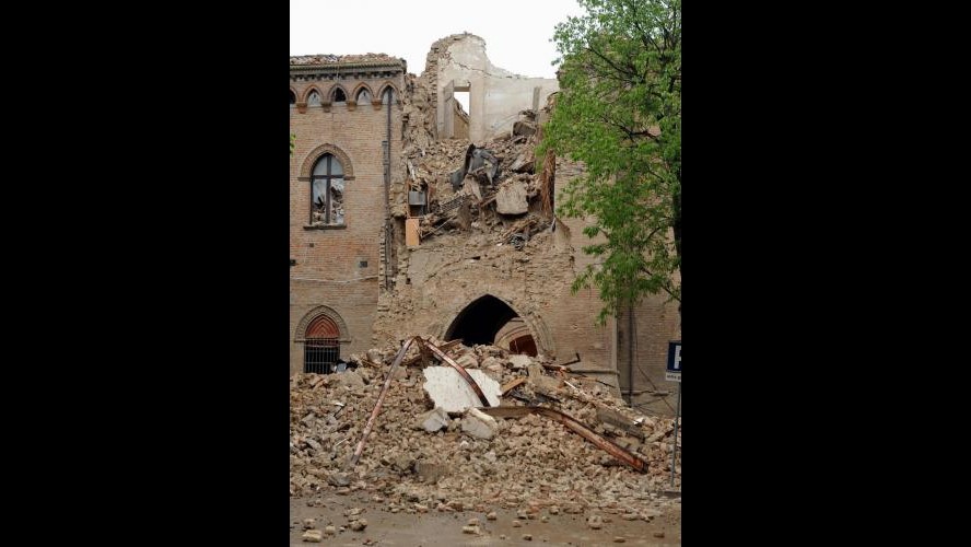 Sisma Emilia, vigili del fuoco abbattono campanile a Poggio Renatico