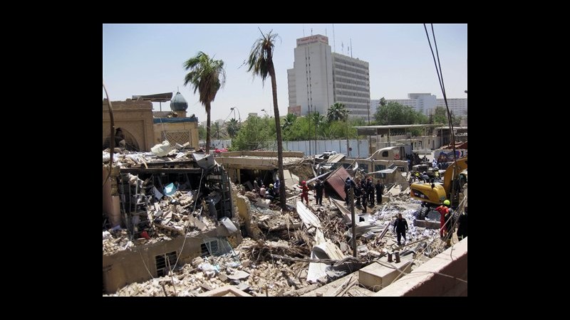 Iraq, autobomba esplode in centro a Baghdad: 23 morti, 70 feriti