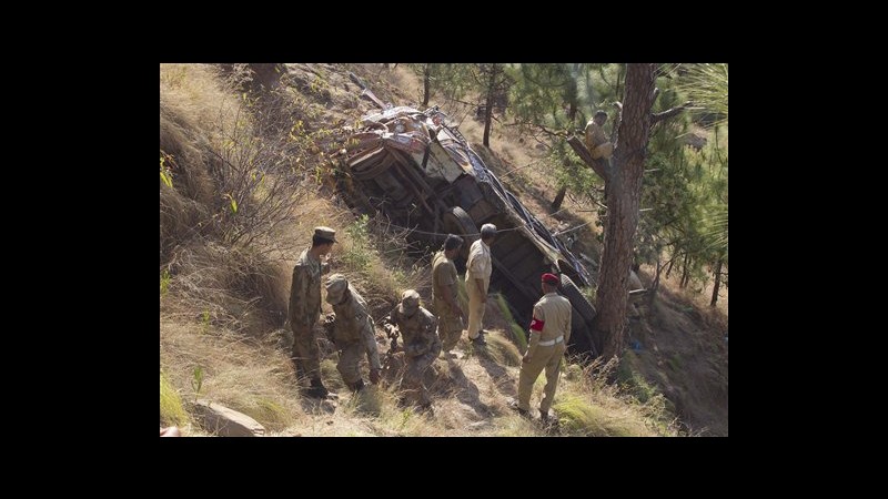 Pakistan, autobus cade in burrone dopo festa nuziale: 25 morti