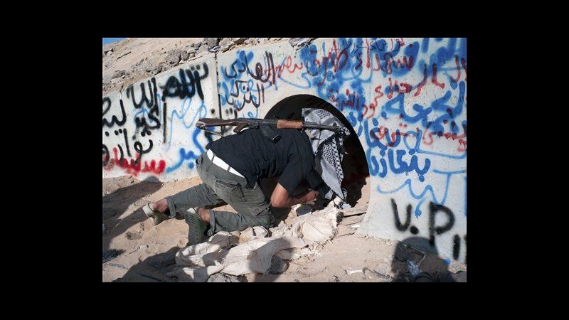 Libia, Cnt: Gheddafi morto in ambulanza per proiettile vagante
