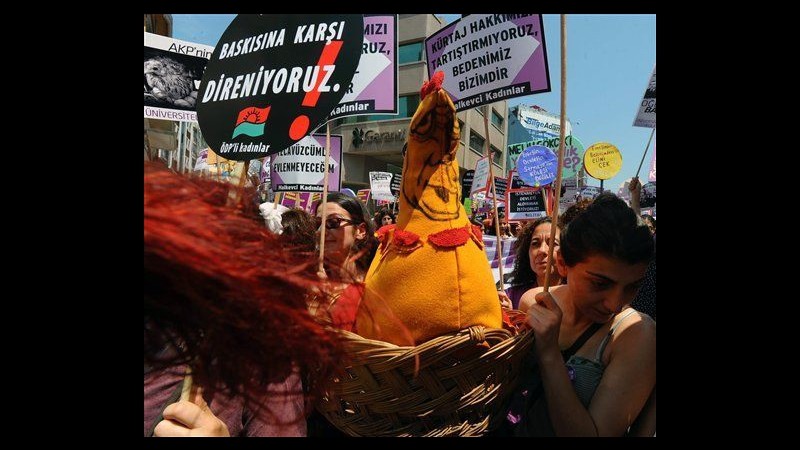 Turchia, 3mila in piazza a Istanbul per difendere diritto aborto