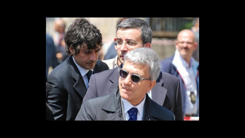 Vendola a Bersani: Basta con politica inginocchiata a lobby economiche