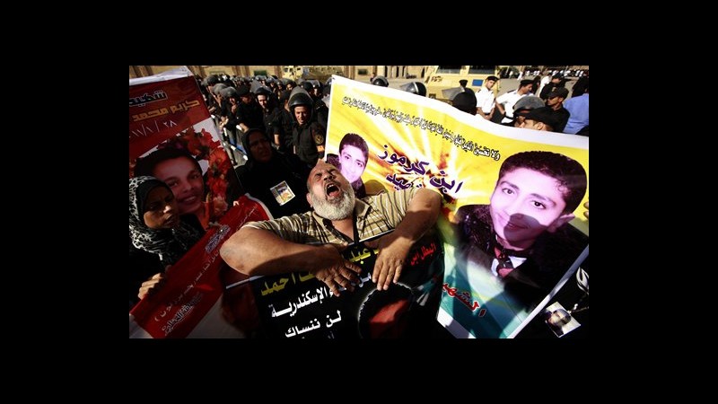Egitto, 10mila a piazza Tahrir dopo ergastolo a Mubarak, 60 feriti