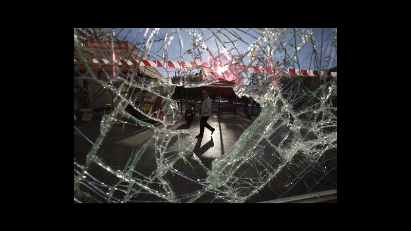 Grecia, scontri in cortei Atene contro austerità: un morto, oltre 100 feriti