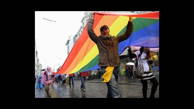 Varsavia e Riga si colorano per il gay pride, migliaia in corteo
