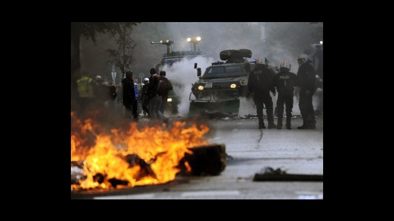 Amburgo, scontri dopo proteste contro marcia neonazista