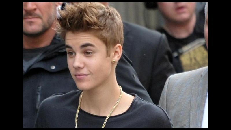 Sopracciglio di Justin Bieber paralizzato dopo incidente finestra