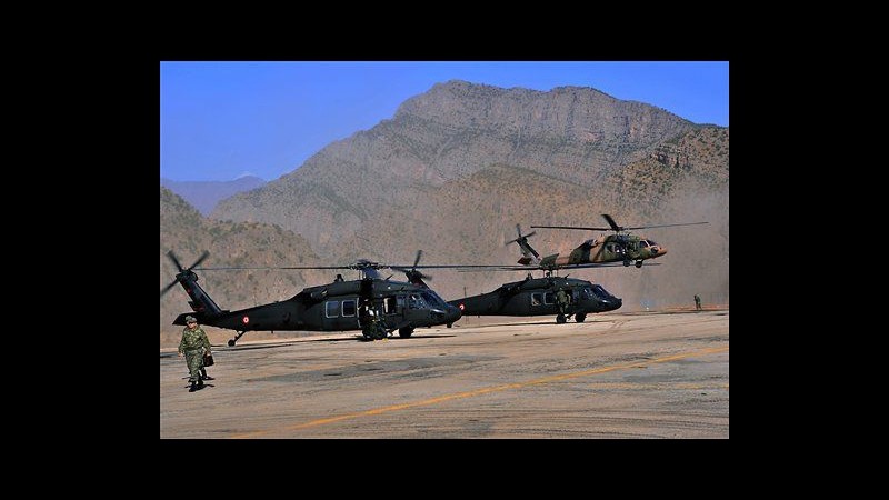 Turchia, aviazione attacca basi di ribelli curdi in Iraq