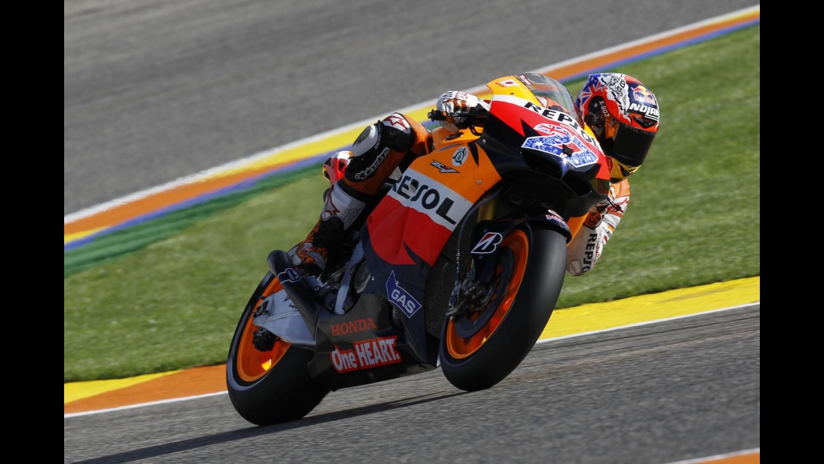 Catalogna, pole di Stoner davanti a Lorenzo. Rossi è nono