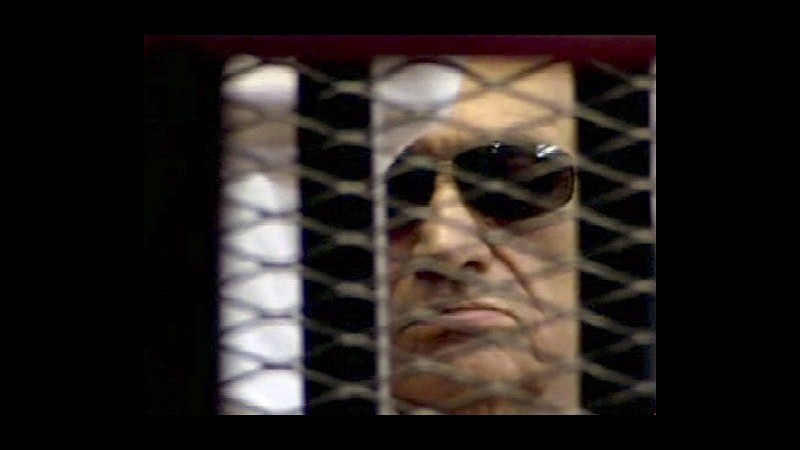 Egitto, Mubarak condannato all’ergastolo: in carcere in lacrime