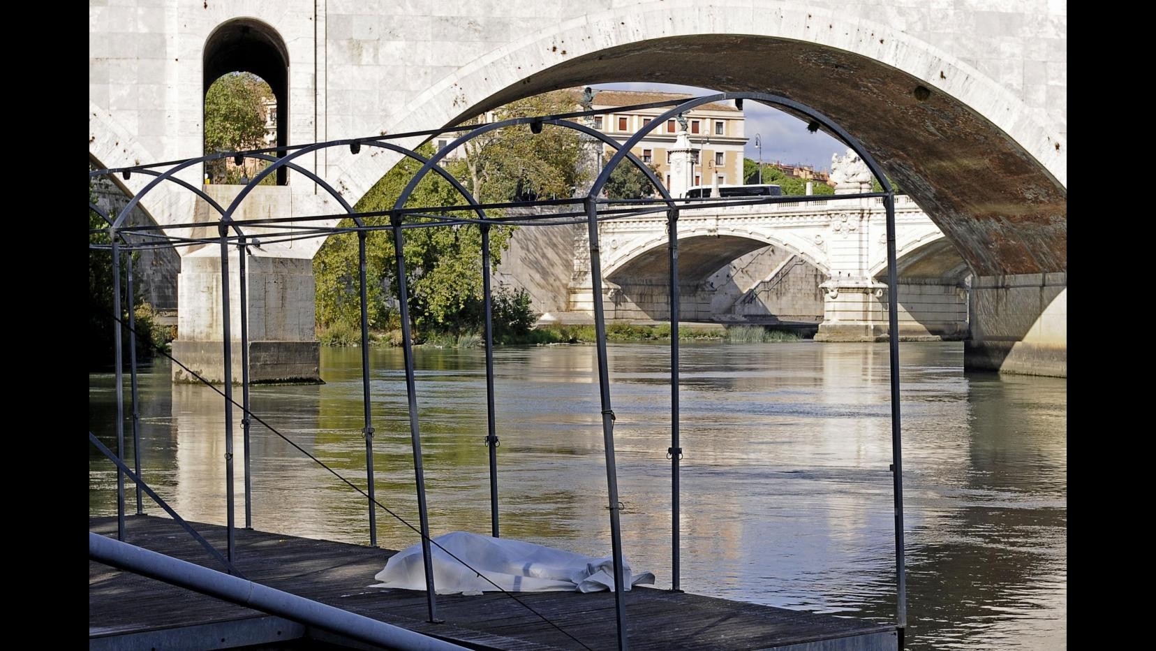 Trovato corpo di un uomo nel Tevere, indaga la polizia di Roma