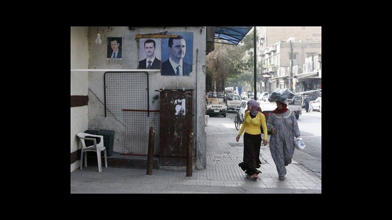 Siria, decine di migliaia di sostenitori Assad manifestano ad Aleppo