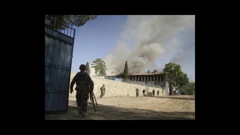 Afghanistan, talebani attaccano base Nato: 6 civili feriti