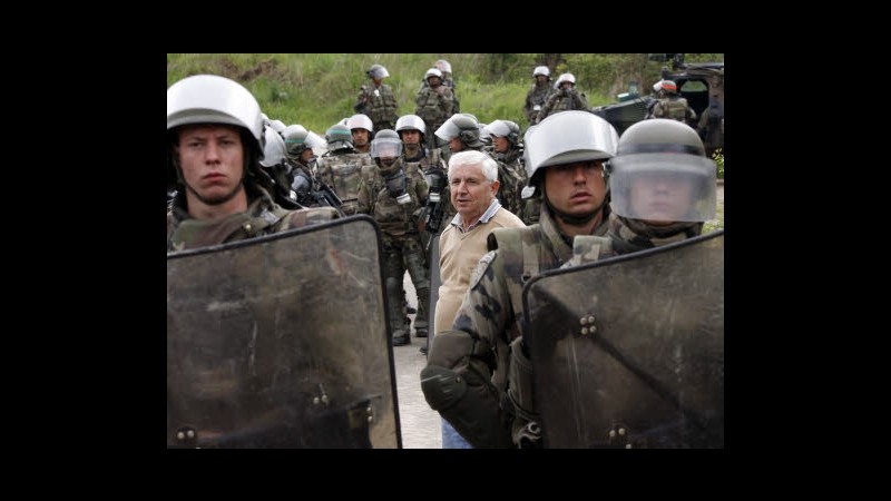 Kosovo, serbi lanciano pietre contro soldati Nato nel nord: 3 feriti