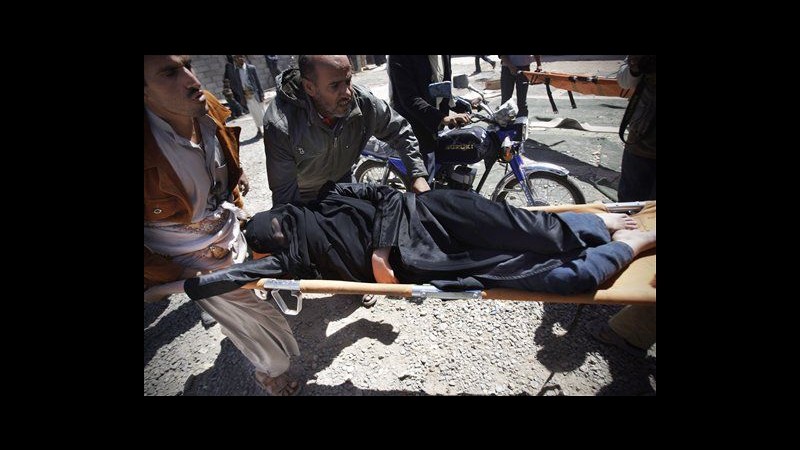 Yemen, forze di sicurezza sparano su manifestanti a Sanaa: 12 morti
