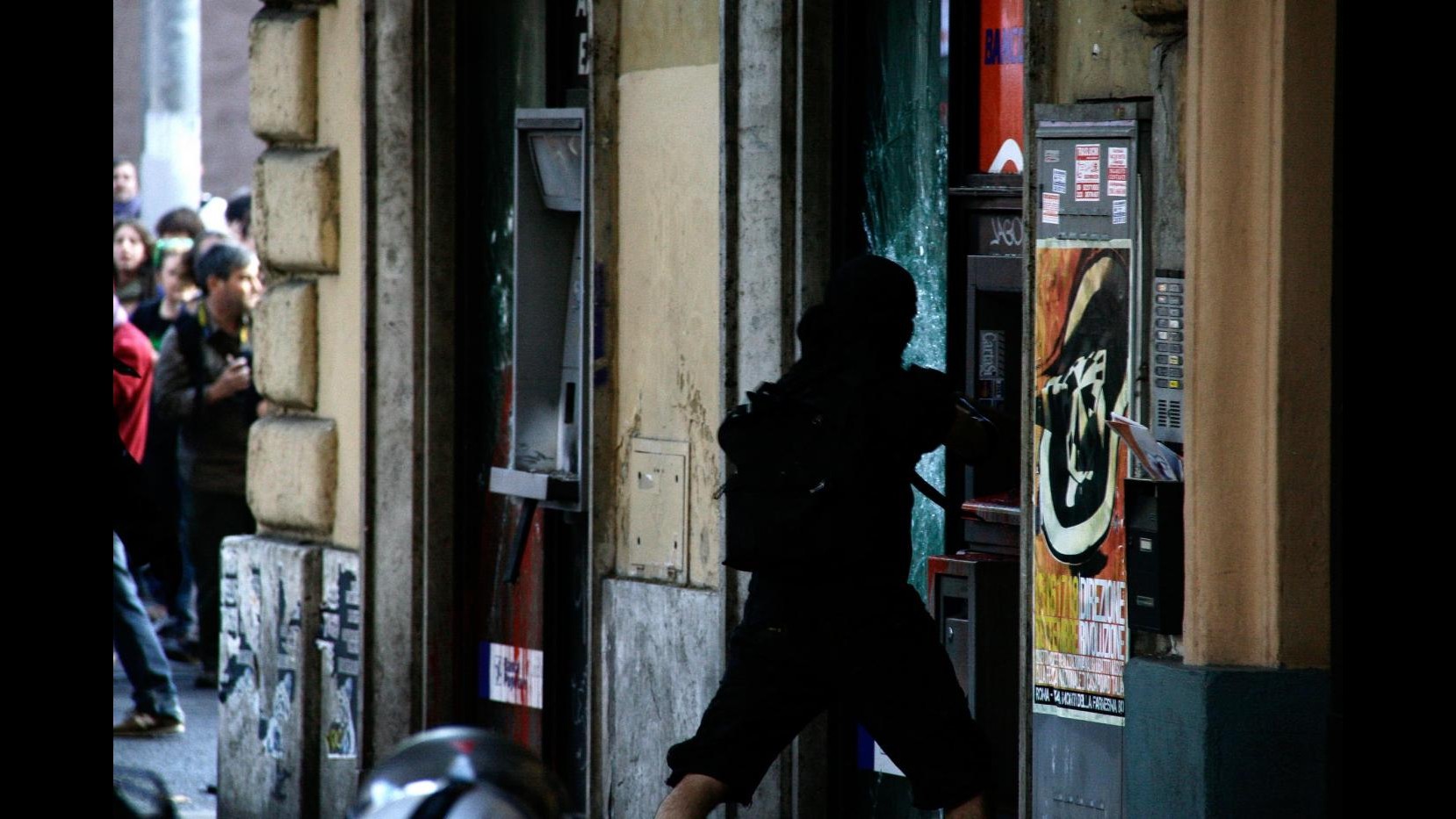 Indignati, arrestato ragazzo con estintore