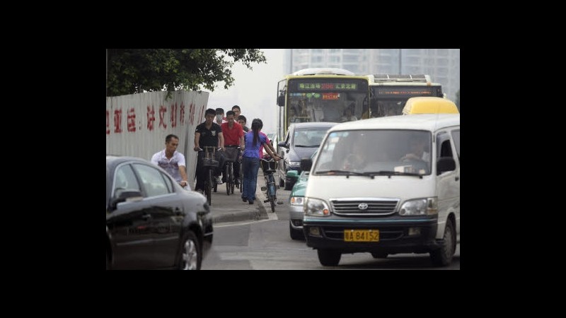 Cina, in fin di vita bimba investita due volte e ignorata da passanti