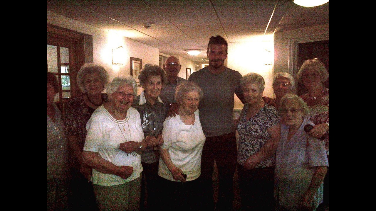 Londra, visita a sorpresa alla nonna in casa di riposo per Beckham