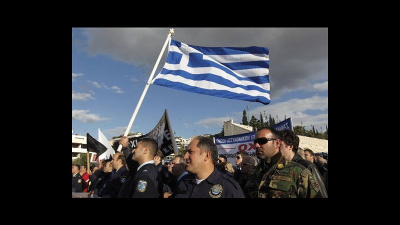 Grecia, in protesta contro austerity poliziotti e pompieri in divisa