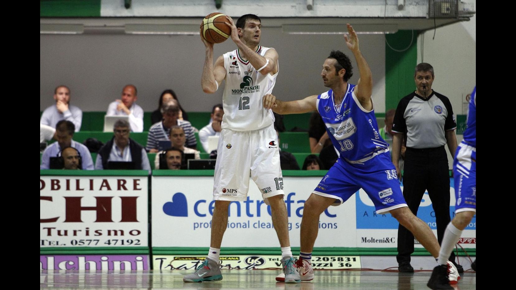 Basket, Siena travolge Sassari 92-66 in gara 2. La finale è vicina