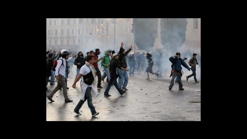Indignati, amputazione dita mano per 2 manifestanti a corteo Roma