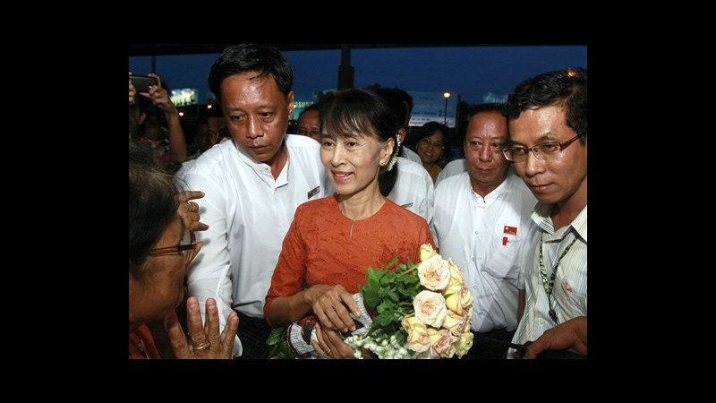 Aung San Suu Kyi incontra migranti birmani in Thailandia