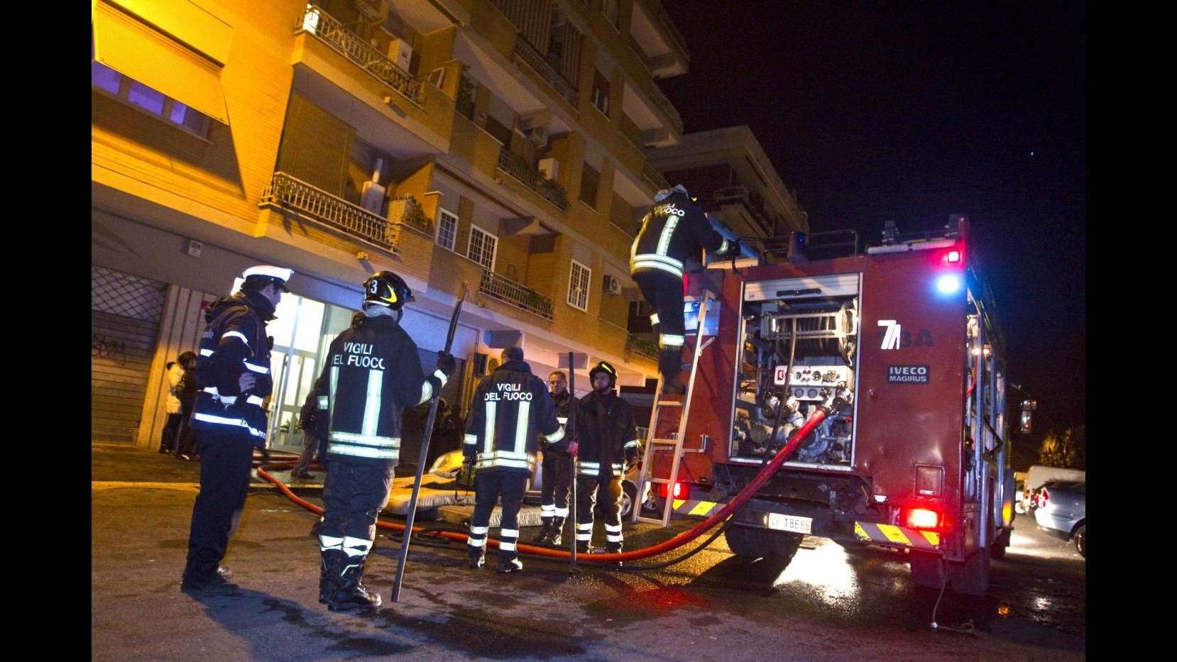 Roma, 25enne si getta dal terzo piano per incendio: è grave