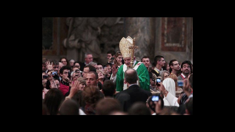 Ratzinger entra a San Pietro su pedana mobile che fu di Wojtyla