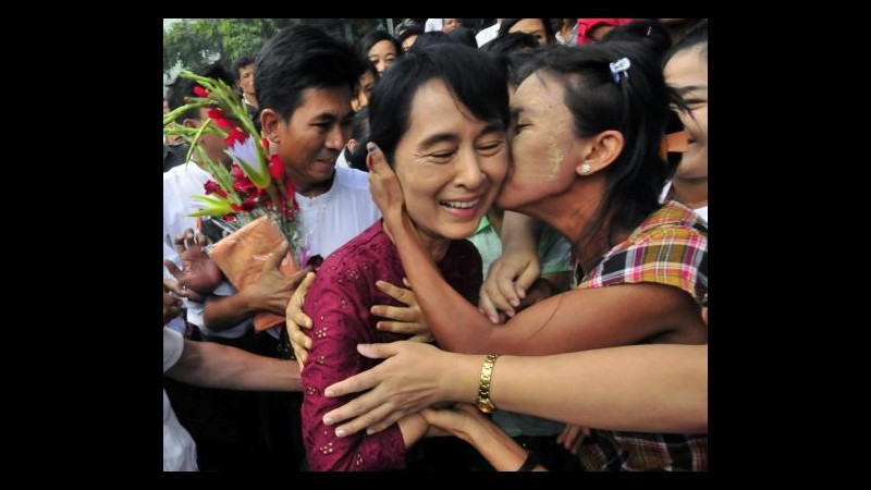 Aung San Suu Kyi a Bangkok, primo viaggio estero da 24 anni