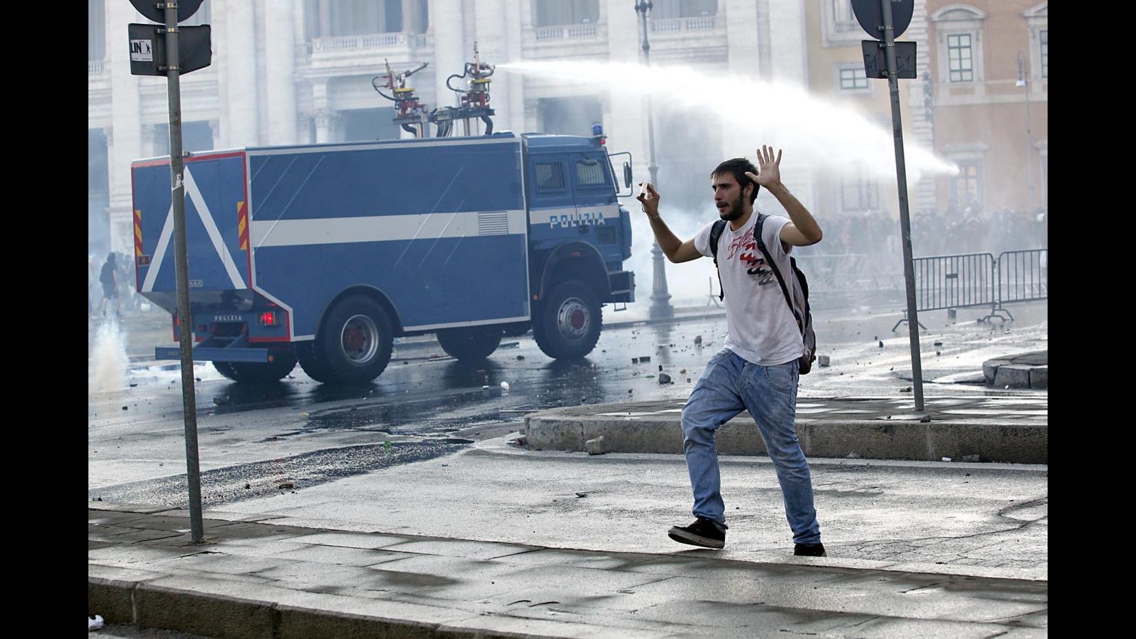 Indignati, salgono a 70 i feriti negli scontri a Roma