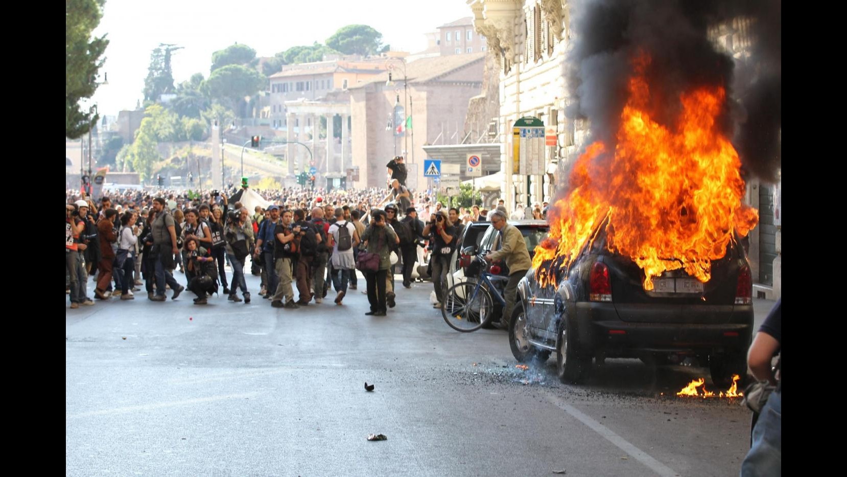 Indignati, blindato carabinieri in fiamme in piazza San Giovanni