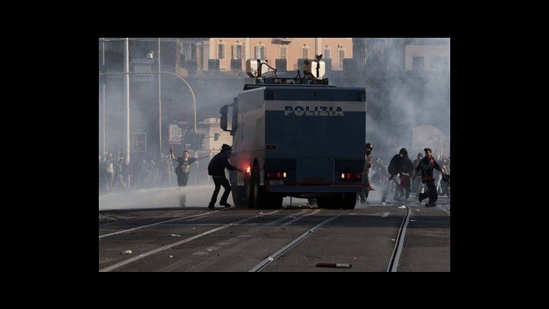 Indignati, poliziotto ferito in piazza San Giovanni a Roma