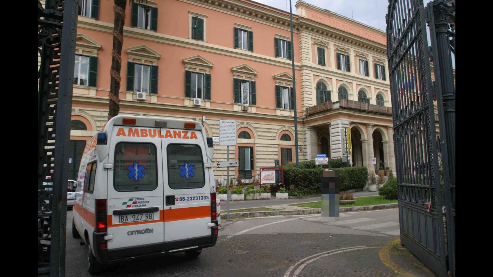 Indignati, manifestante a Roma perde dito per scoppio petardo