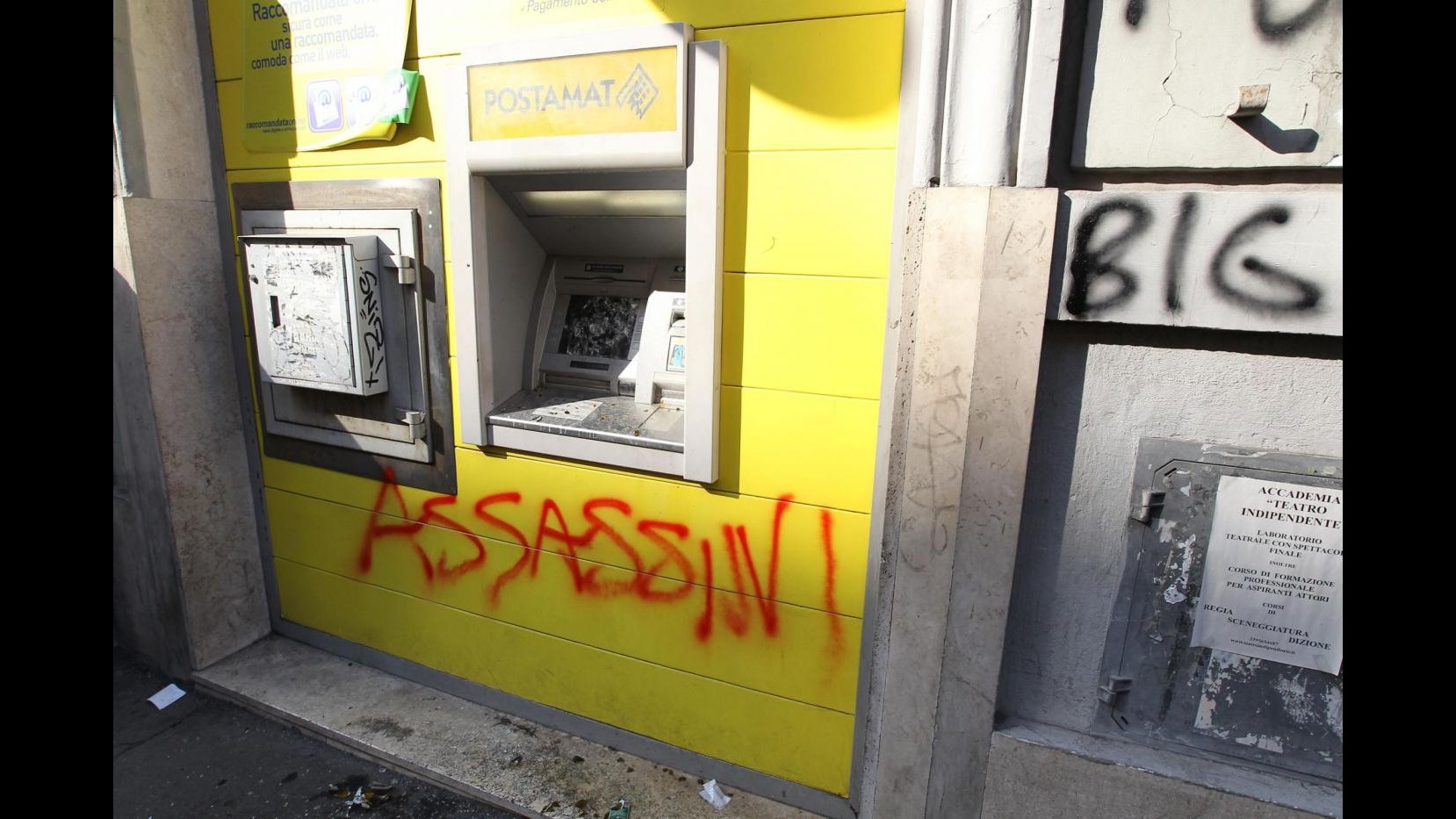 Indignati, assalto di incappucciati a banche e negozi a San Giovanni